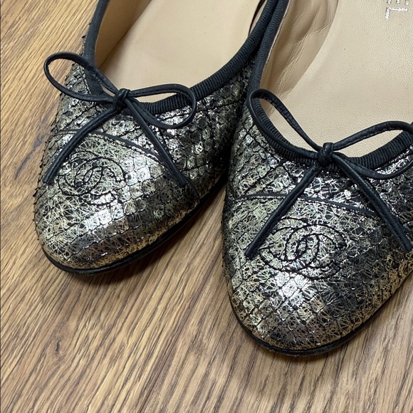 CHANEL Metallic Black Women's Flats - Picture 2 of 8